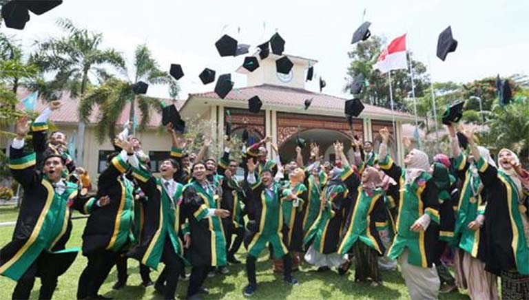 Mahasiswa Wisuda Lempar Toga