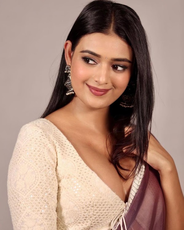 Neha Solanki cleavage saree hot actress titli