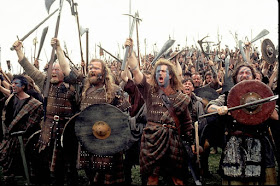 Mel Gibson interpretando a William Wallace al frente de los rebeldes escoceses en Braveheart (1995)
