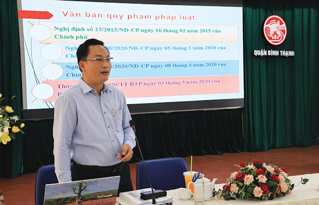 Đồng chí Nguyễn Thành Băng phổ biến các nội dung  liên quan đến công tác chứng thực cho người dự. (Ảnh: MD)