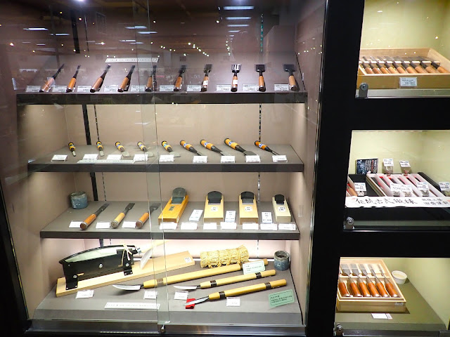 木匠的工具。它是專業人士使用的工具，但近年來它也開始在普通家庭中流行。