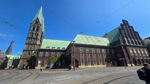 Glocke rechts und links der Dom