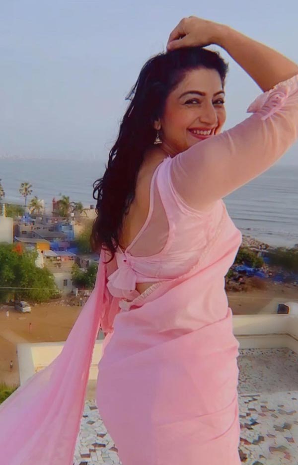 Aartii Naagpal sexy back saree hot actress
