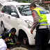 Cepat Dekat dan Bersahabat Polisi Bantu Pengendara yang Kesulitan Saat Ban Mobilnya Bocor di Jalan Raya Lumajang