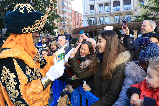 Baltasar saluda a niños y mayores en Herriko Plaza