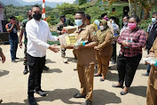 Cegah Penyebaran Covid, Bupati FBT Bersama BPBD Bagikan Masker dan Sabun Cuci Tangan