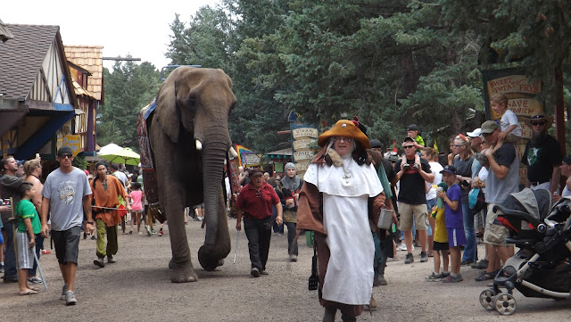 In the second week in Colorado Renaissance Festival is held. And I want to invite you to a fairy tale ... a journey to the 16th century, during the time of King Henry, and the noble knights ...   В Колорадо вторую неделю проходит Ренессанс Фестиваль. И я хочу пригласить вас в сказку... это путешествие в 16 век, во времена Короля Генри и благородных рыцарей...       I have not been able to find the semantic load of the holiday. Therefore, I wish to know the reason for its occurrence I answer right away: "It's just an excuse to relax and enjoy the atmosphere of celebration and fairy tales." Of course, there is a commercial interest, since the entrance to the festival is $ 20 and all the rides are from 1 to 5 dollars. Also there are many outdoor cafes and shops craftsmen. Many masters demonstrate the secrets of his skill for everyone and sell their creations.   Я не смогла узнать смысловой нагрузки этого праздника. Поэтому желающие узнать причину его возникновения я отвечаю сразу: «Это просто повод отдохнуть и погрузиться в атмосферу праздника и сказки». Конечно, присутствует коммерческий интерес, так как вход на фестиваль стоит 20 долларов и все аттракционы стоят от 1 до 5 долларов. Так же там расположено множество открытых кафе и лавочки мастеров прикладного искусства. Многие мастера демонстрируют секреты своего мастерства всем желающим и продают свои творения.       It is magical journeys into the legends of King Henry arrange power with the support of the local library and interactive theater for 37 season.   Это волшебное путешествие во времена легенд Короля Генри устраивают власти с поддержкой местной библиотеки и интерактивного театра уже 37 сезон.        Over an improvised fairy tale fairy-tale characters wandering around the town and entertain the public. In the heart of the town is located the king and queen and the royal entourage.  По импровизированному сказочному городку бродят сказочные герои и развлекают публику.  В самом центре городка расположился король с королевой и королевской свитой.     After the king's royal family lunch "deigned" to visit the joust here the king had to break it up overheated in battle knights.  После царского обеда королевская семья «изволила» посетить рыцарский турнир.  Где королю пришлось разнимать разгоряченных в бою рыцарей.     Sonny long considered it "poor" and listened to his cries and wishes everyone good health and happiness, and then said: "We have to give him a dollar." And from personal savings put into his coin jar.      Сынок долго рассматривал этого "нищего", выслушивал его выкрики и пожелания всем здоровья и счастья, а потом сказал: «Надо дать ему доллар». И из личных сбереженний положил в его баночку денежку.