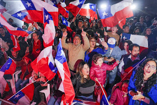 Partidarios del Partido Republicano tras la victoria de sus candidatos al Consejo Constitucional, el domingo, en Santiago.  Foto: Javier Torres AFP