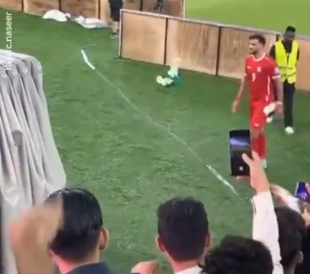 ماذا فعل عمر السومة بعد رمي مشجع شال شعار الأهلي على الأرض