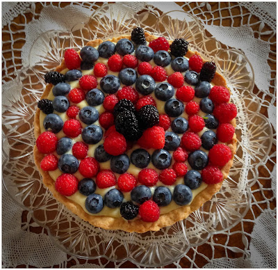 crostata con crema pasticcera al limone e frutti di bosco