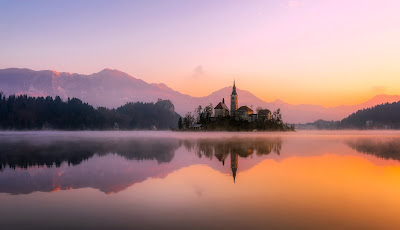 Una chiesa costruita su una piccola isola in un lago della Slovenia