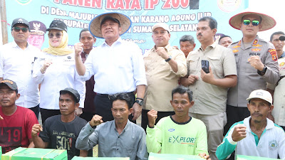  Kapolres Banyuasin Dampingi Bupati Panen Raya IP 200 di Karang Agung Ilir