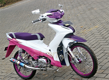 Foto Modifikasi Honda Revo konsep tongkrongan harian yang berdandan cantik dan blink-blink alias Fashion Daily dengan mengusung finishing Dub City Warna putih salju dipadukan sejuk dengan mengkolaborasikan warna ungu candy dan juga pink. Bak mesin, swing arm dan part lain