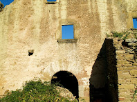 Porta adovellada i finestra gòtica del Girbau de Dalt