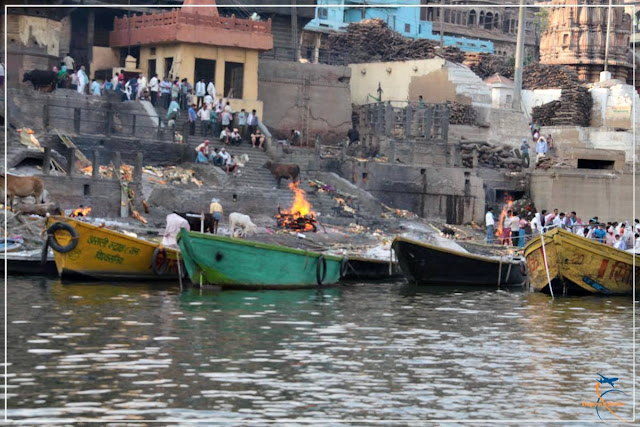 Cremações à céu aberto nas margens do Ganges!