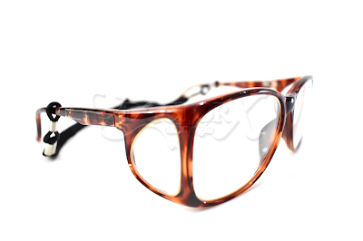 Óculos com armação em acrilico e lentes de vidro plumbífero com proteção frontal de 0,75mm Pb e proteção lateral equivalente à 0,50mm Pb. Modelo: ko-o730