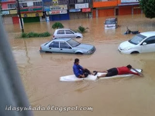 Himpunan Gambar Menarik Semasa Banjir 2013