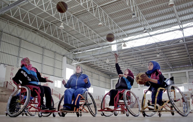El baloncesto en silla de ruedas ayuda a los atletas a sanar.