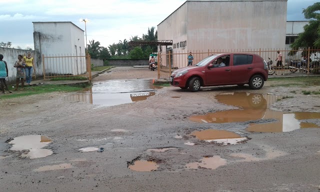 Em Palmeirândia, entrada de hospital tem buracos e lama; 'contaminação'