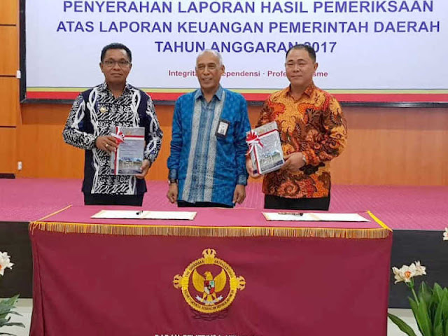 Petrus Fatlolon dan Frengki Limbers Terima LHP Keuangan Pemda MTB Tahun 2018