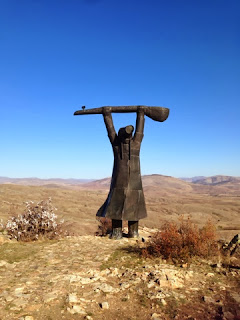 Pîr Sultan Abdal'ın yaşadığı Banaz köyündeki Pîr Sultan heykeli.