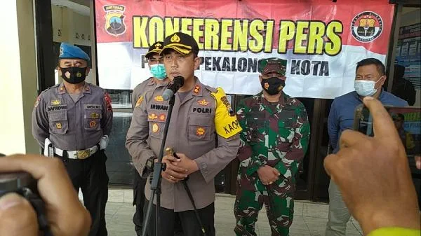 Video yang memperlihatkan seorang pria mengaku polisi dan melayangkan ancaman kepada Habib Rizieq Syihab (HRS) dan Front Pembela Islam (FPI) viral di media sosial. Polres Pekalongan Kota telah mengonfirmasi pria itu merupakan anggotanya dan telah memeriksa kejiwaannya.