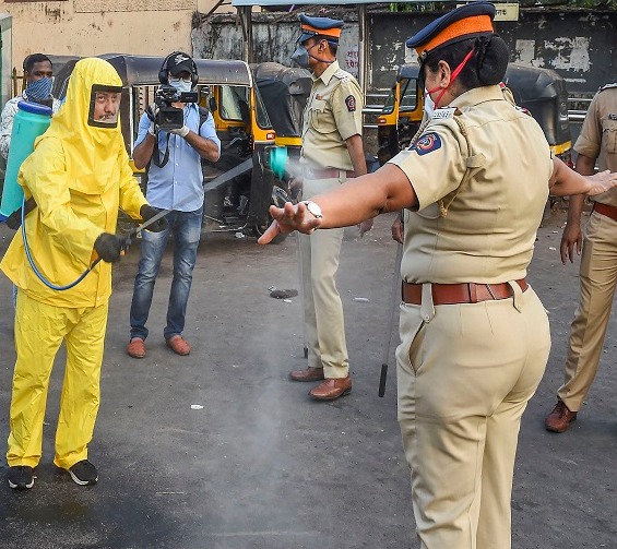 लॉकडाउन :सार्वजनिक स्थानों पर थूकने को लेकर सरकार सख्त हो रही है जुर्माने से लेकर हत्या के आरोप में सजा दी जा सकती है