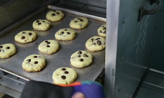 Gambar mengeluarkan kue kering dari oven