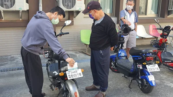 ▲彰化榮家邀請電動車經銷商蒞家為住民檢查使用中二輪電動車是否各部機件齊全、作用正常，協助開立出廠證明，以配合政府推動微型電動二輪車掛牌作業。（記者林明佑翻攝）