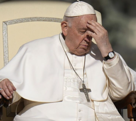 El papa suspende su agenda de hoy por que tenia fiebre