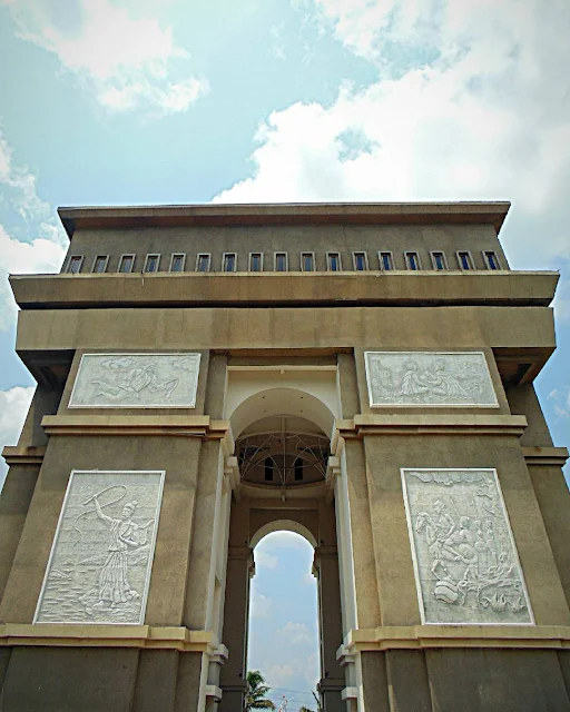 foto monumen simpang lima gumul