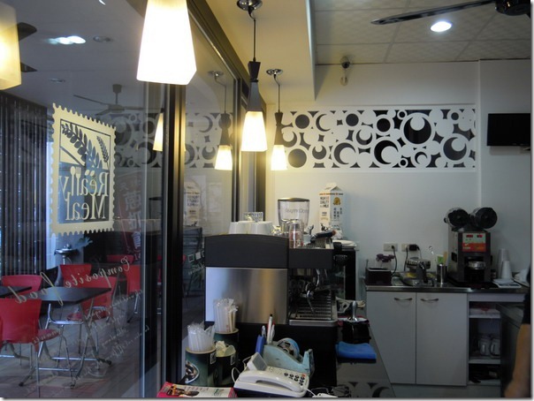 台南-菓溱是早餐店。一樓的店面，以及走廊上的座位。