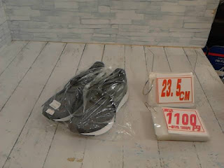 中古品　グレー　スニーカー　２３.５ｃｍ　１１００円