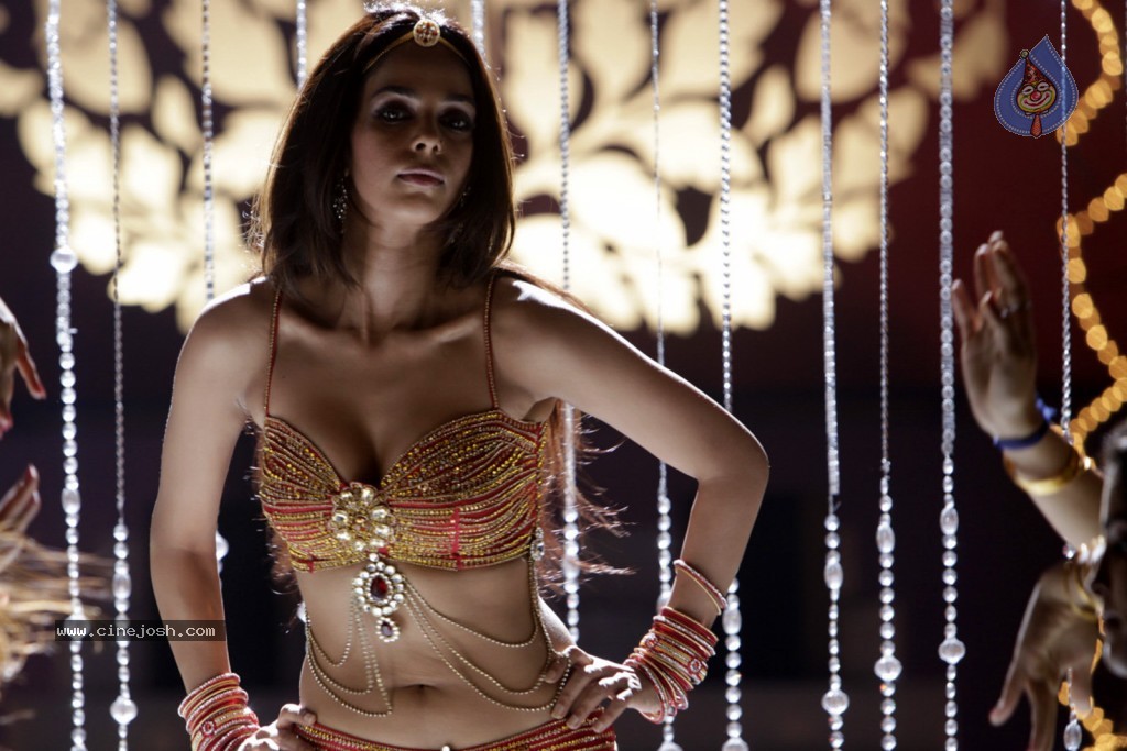 Mallika Sherawat dances in the song "Kalasala Kalasala" from the movie "Osthe"