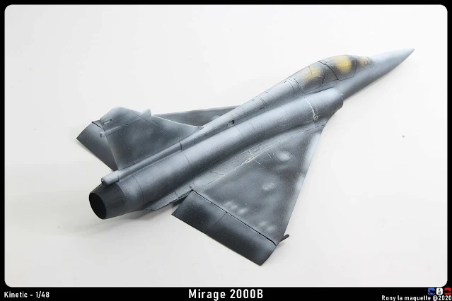 Peinture zénithale du Mirage 2000B.