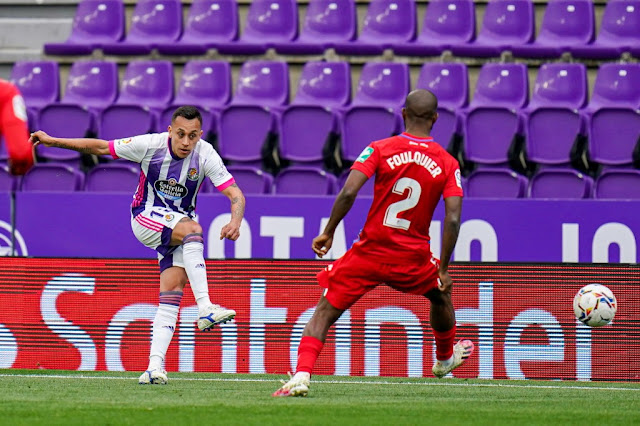 Orellana dispara tapado por Foulquier. REAL VALLADOLID C. F. 1 GRANADA C. F. 2. 11/04/2021. Campeonato de Liga de 1ª División, jornada 30. Valladolid, estadio José Zorrilla. GOLES: 1-0: 41’, Orellana. 1-1: 77', Jorge Molina. 1-2: 84', Quini.