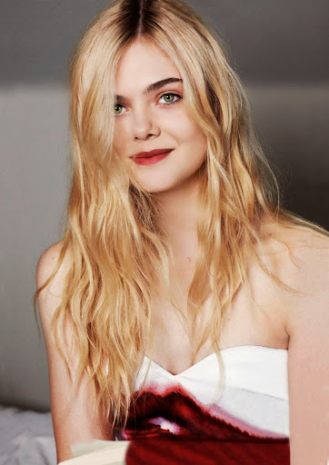 Elle-Fanning-Hot-Bikini-Image-Gallery