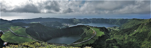 Vista panorámica de la Laguna Verde, Azul, Rasa y Santiago desde el Mirador de Gruta del Infierno en Sete Cidades (Azores)