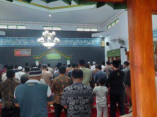 Polsek Umbulharjo Bersama Warga Melaksanakan Sholat Jum'at Dilanjutkan Dengan Sholat Ghaib