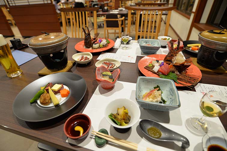みみの目 5 ホテル浦島夕食は伊勢海老セミバイキング 南紀那智勝浦の旅