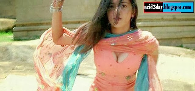 KAJAL AGARWAL BOOBS POP OUT