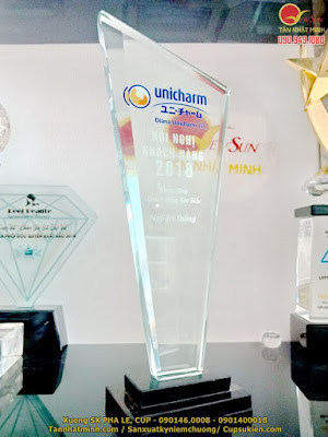 Làm Cúp Thủy Tinh Lưu Niệm