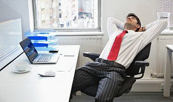 10 Pose Tidur Sejenak di Kantor saat Jam Istirahat yang Berkualitas