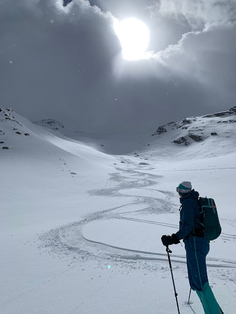 Neve polverosa su un manto nevoso preesistente portante sotto il Monte Maraccia (2652 m) a Fleres. (Foto: guida alpina Florian Leitner, 10.04.2022)