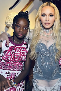 Madonna ao lado da filha adotiva Estere Ciccone