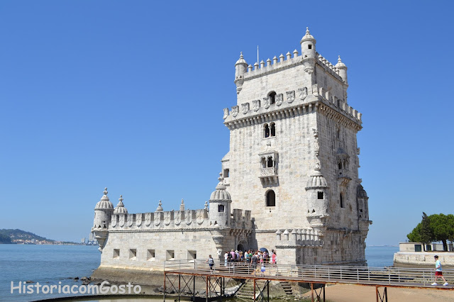foto da torre de Belém com sua decoração externa parecendo cordas esculpidas em pedra