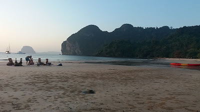 Foto van mensen die yoga doen op Had Farang Beach, Koh Muk