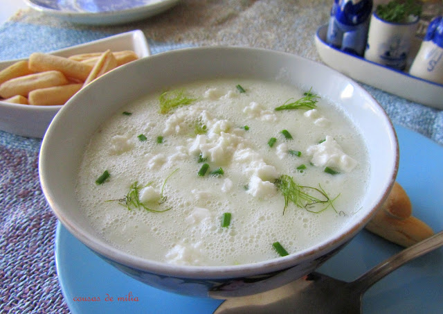 Sopa fría de pera y pepino con queso sin lactosa