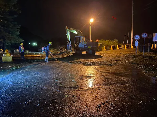 ▲員林市員林大道與復興路口東側(東往西車道)，通報有路面坑洞，現場放置交通錐警示，經派案予縣府工務處，續轉知員林市公所，即時派廠商搶修已將坑洞填補完畢。（彰化縣政府提供）