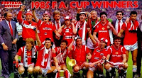 MANCHESTER UNITED F. C. - Manchester, Inglaterra - Temporada 1984-85 - Atkinson, Mack Brown, Mark Hughes, McQueen, Jesper Olsen, Whiteside, Pears, Bailey, Stapleton, Hogg y McGrath; Strachan, Gidman, Albiston, Duxbury, Bryan Robson y Kevin Moran - MANCHESTER UNITED 1 (Whiteside), EVERTON 0 - 18/05/1985 - Copa de Inglaterra, final - Londres, Inglaterra, estadio de Wembley - El Manchester United gana la FA CUP, con un gol de Whiteside en la prórroga